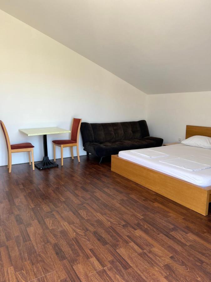 Studio Apartman เซซาริซา ภายนอก รูปภาพ